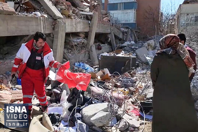 ویدیو /  بیرون کشیدن پرچم ترکیه از زیر آوار توسط امدادگر ایرانی